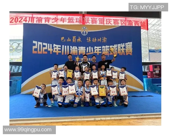 小孩在篮球场上挥洒汗水追逐梦想的快乐时光